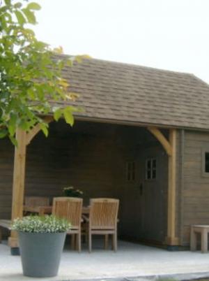 Houten tuinhuis met overdekt terras