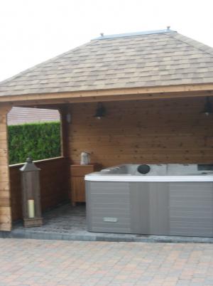 met een glaasje bubbels in het water