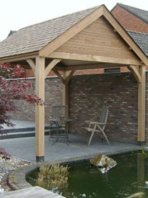 Prieel in hout met zadeldak