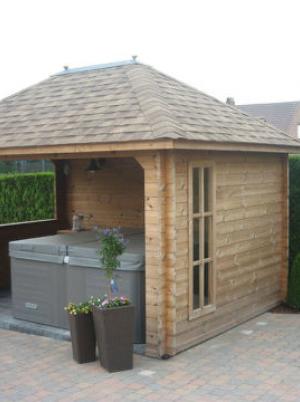 Jacuzzi onder houten prieel 