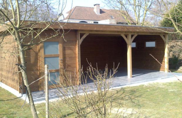 Carport in thermohout met tuinhuis