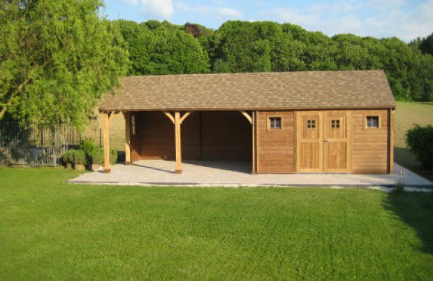 Houten bijgebouw in de tuin 