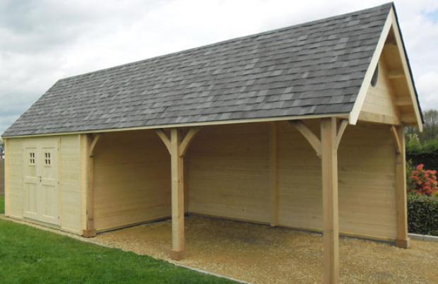 Bijgebouw met carport